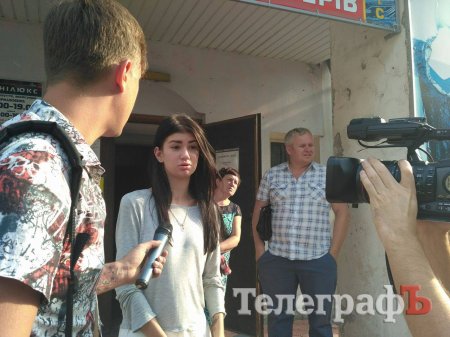 В Кременчуге дерево упало на три автомобиля: в одном из них была девушка