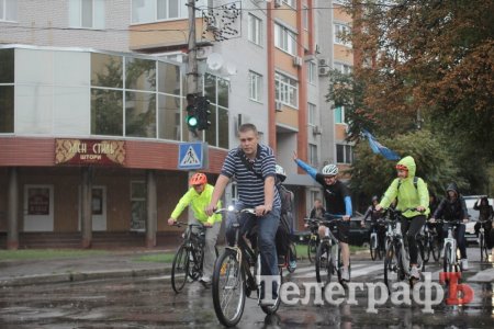 Даже дождь не помешал велосипедистам поздравить Кременчуг с Днем рождения