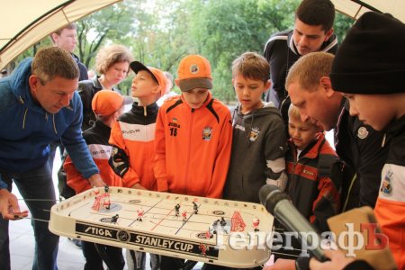 Хокеїсти осідлали коней та підкорювали настільні ігри