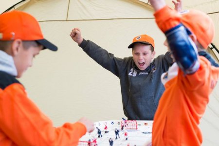 Хокеїсти осідлали коней та підкорювали настільні ігри