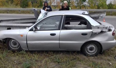 На Полтавщине Lanos «насадился» на колесоотбойник: два человека погибли