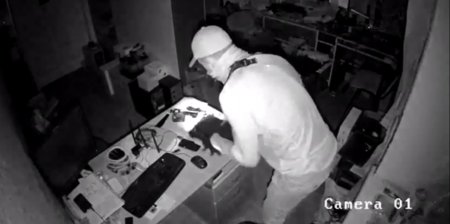 В Кременчуге вор, выходя из офиса, вывалил окно