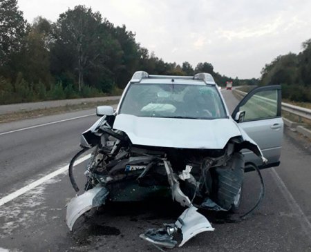 На Полтавщине автомобиль попал в ДТП и загорелся: два человека в больнице