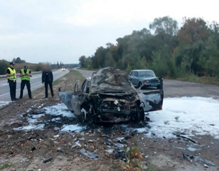 На Полтавщине автомобиль попал в ДТП и загорелся: два человека в больнице