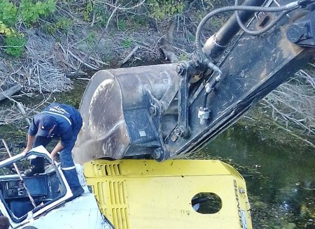 На Полтавщине водитель на катке упал в реку