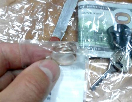 Властелин колец: в Полтаве разбойник, увидев полицейских, съел два кольца