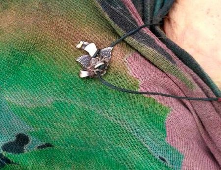У Кременчуцькому районі знайшли мертву жінку з птахом-амулетом У Кременчуцькому районі знайшли мертву жінку з птахом-амулетом