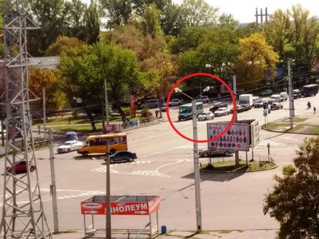 В Кременчуге на электростанции Renault догнал маршрутку: движение затруднено