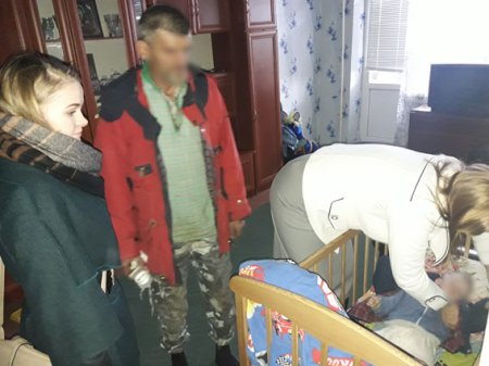 Полтавчане нашли у рельс пьяную женщину, рядом с которой был маленький ребенок