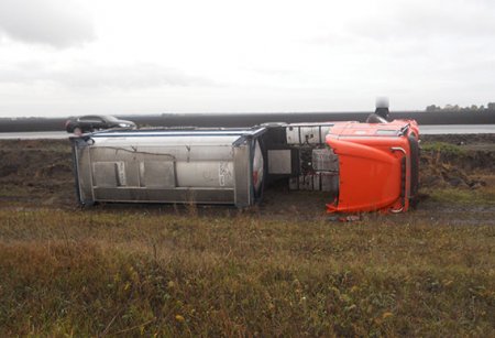 На дороге Хорол-Кременчуг перевернулся бензовоз
