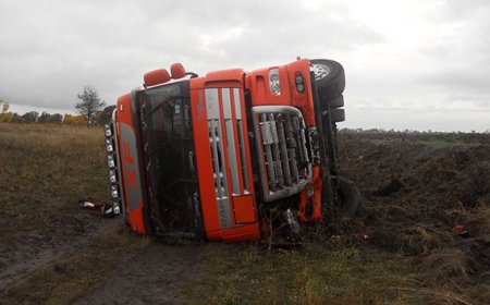 На дороге Хорол-Кременчуг перевернулся бензовоз