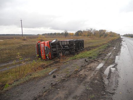 На дороге Хорол-Кременчуг перевернулся бензовоз На дороге Хорол-Кременчуг перевернулся бензовоз