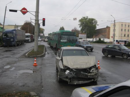 В Полтаве в ДТП пострадала 2-летняя девочка, которую отец вез на переднем сидении без автокресла