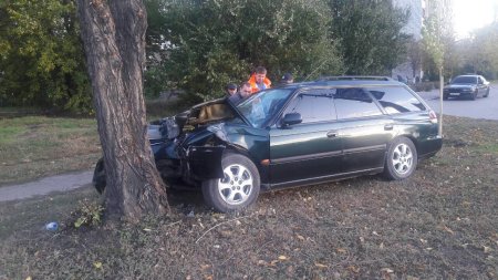 В Кременчуге автомобиль съехал с дороги и врезался в дерево