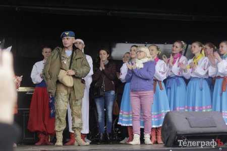 «Мені на фронті не так було страшно як сьогодні...»: пораненого бійця АТО розчулило привітання вихованців