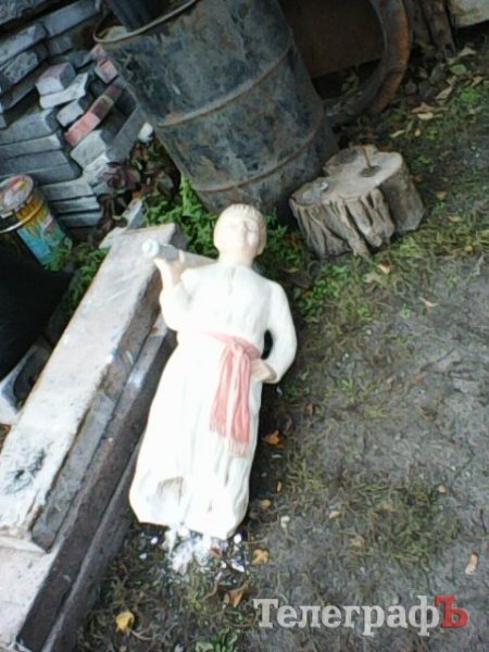 В Придепровском парке Кременчуга вандалы повалили скульптуру Котигорошко