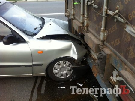 В Кременчуге Daewoo въехал в грузовик