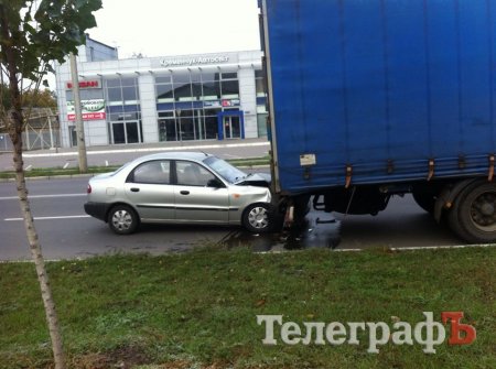 В Кременчуге Daewoo въехал в грузовик