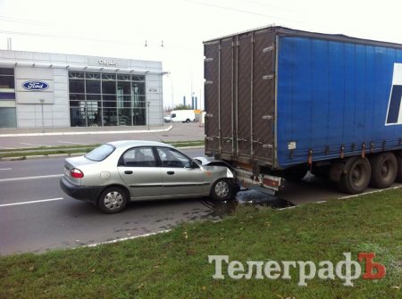 В Кременчуге Daewoo въехал в грузовик В Кременчуге Daewoo въехал в грузовик