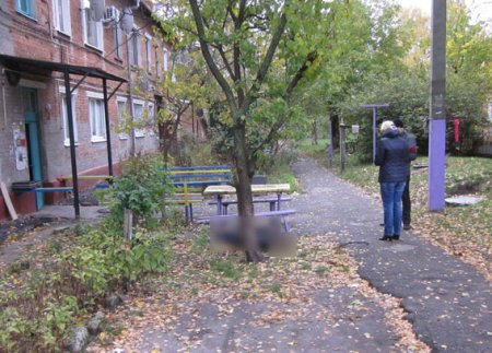 Кременчужанина, тело которого нашли возле подъезда, до смерти избил знакомый