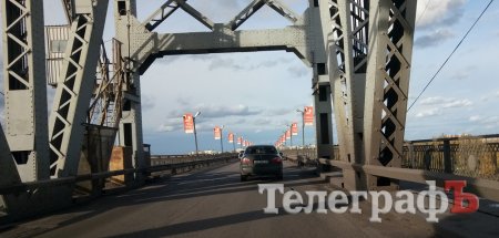 Водители жалуются на «траншеи» на Крюковском мосту