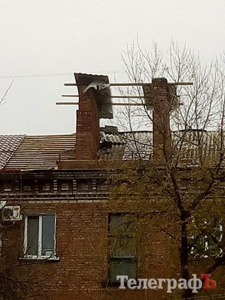 В доме на проспекте Свободы № 47 в Кременчуге опять сносит крышу