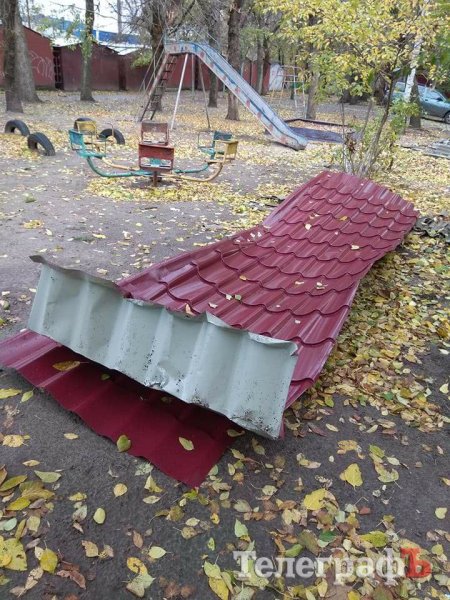 В доме на проспекте Свободы № 47 в Кременчуге опять сносит крышу