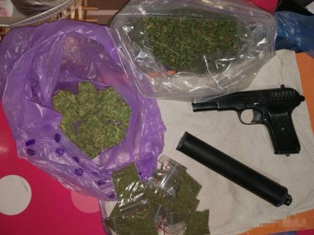 Карты, деньги, два мента: на Полтавщине полицейский с подельниками торговали оружием