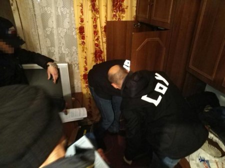 Карты, деньги, два мента: на Полтавщине полицейский с подельниками торговали оружием