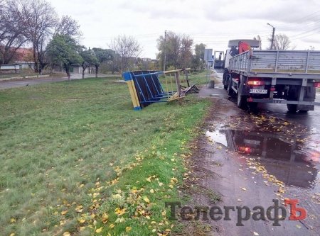 Фотофакт: ветер в Кременчуге свалил не только деревья, но и остановку