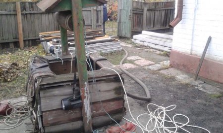 В Кременчуге спасатели доставали кота, упавшего в колодец