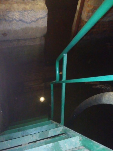 В Кременчуге спасатели всю ночь откачивали воду из подвала гимназии №6