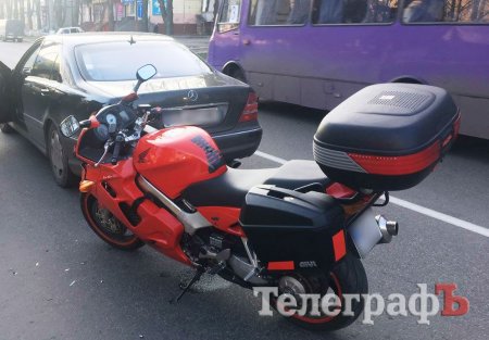 В Кременчуге мотоциклист «догнал» Mercedes