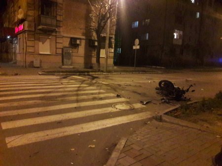 В центре Кременчуга сбили мотоциклиста: появилось видео ДТП