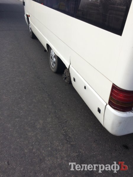 Фотофакт: в Кременчуге у маршрутки на ходу отвалилось колесо