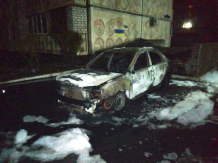 В Кременчуге во дворе многоэтажки сгорел автомобиль