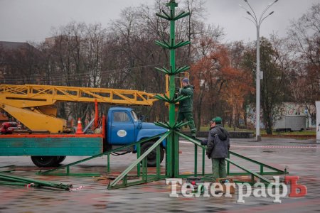 В Кременчуге начали устанавливать главную новогоднюю ёлку