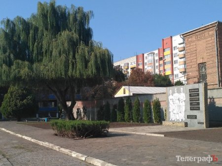 На площі встановлюють каркас для стели «Перший день після війни»