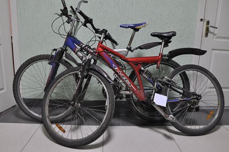 Полиция показала велосипеды, на которых передвигались злоумышленники, напавшие на судью Ларису Гольник
