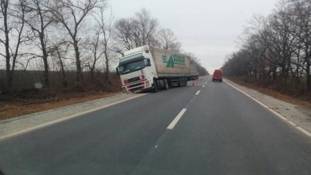 Фотофакт: на трассе Кременчуг-Полтава на обочину «ушли» две фуры