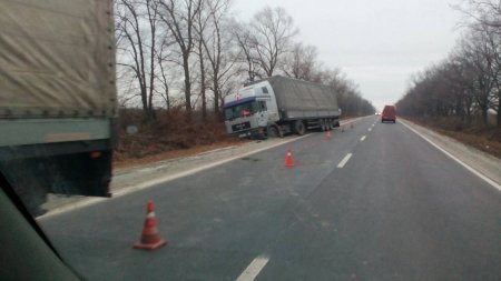 Фотофакт: на трассе Кременчуг-Полтава на обочину «ушли» две фуры