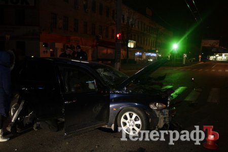 В центре Кременчуга Chrysler влетел в электроопору: водитель в больнице В центре Кременчуга Chrysler влетел в электроопору: водитель в больнице
