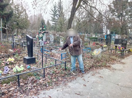 На Полтавщине 76-летнего пенсионера ограбили на кладбище