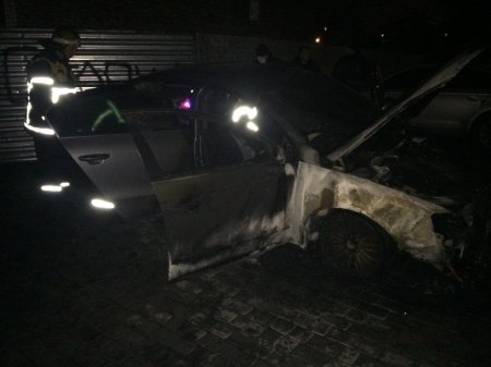 В центре Кременчуга подожгли Volkswagen Passat