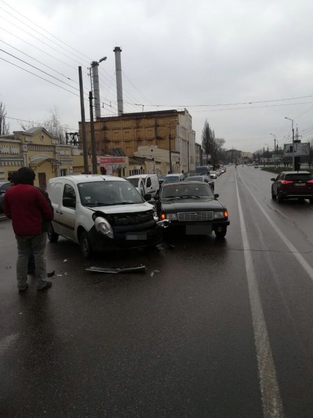 В Кременчуге в районе электростанции столкнулись «Волга» и Renault