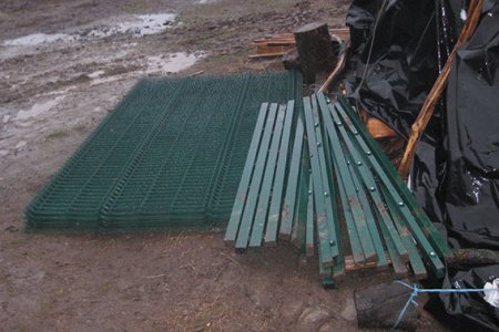 Грязное ралли в Полтаве: мужчина украл забор для тещи, но застрял в грязи...