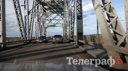 Кременчужанин снял с перил Крюковского моста самоубийцу