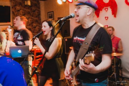 ПАБ «Августин»: в будни – 20% скидка на еду, в выходные - живая рок-музыка!