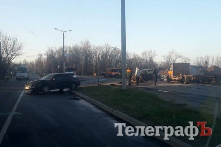 В Кременчуге столкнулись три автомобиля: есть пострадавшие