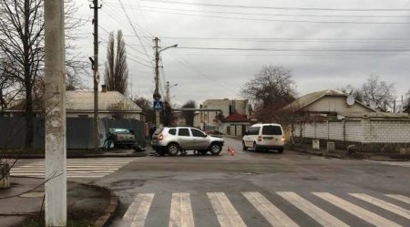 В Кременчуге «Таврия», не уступив дорогу, оказалась в заборе